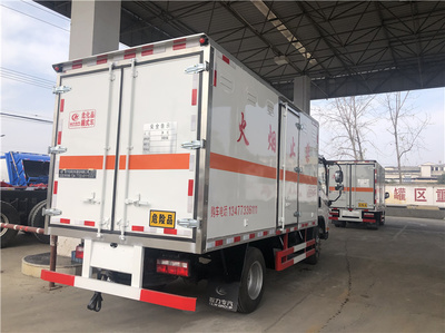 躍進(jìn)汽油2類危險(xiǎn)品廂式運(yùn)輸車 安全高效的危化品物流解決方案